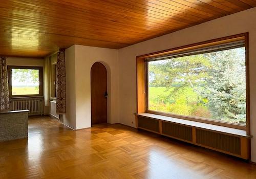 lichtdurchflutetes Wohnzimmer