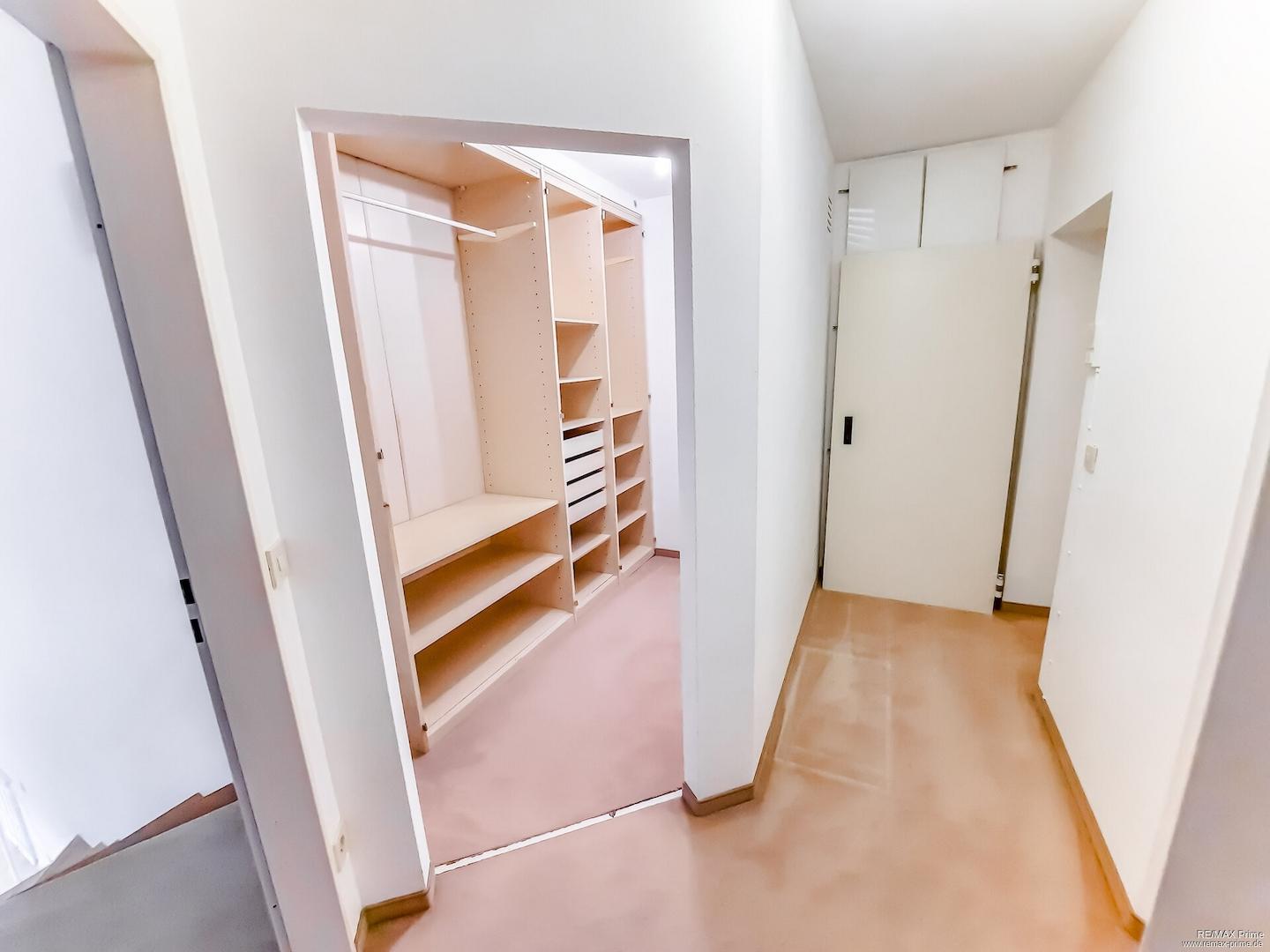 begehbarer Kleiderschrank/Speicher