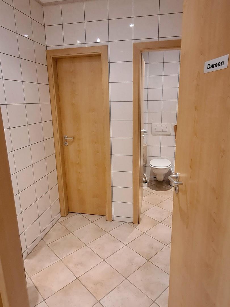 Straußwirtschaft/Partyraum WC