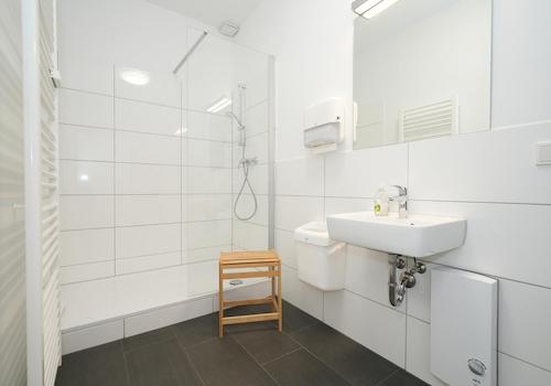 Badezimmer mit Dusche