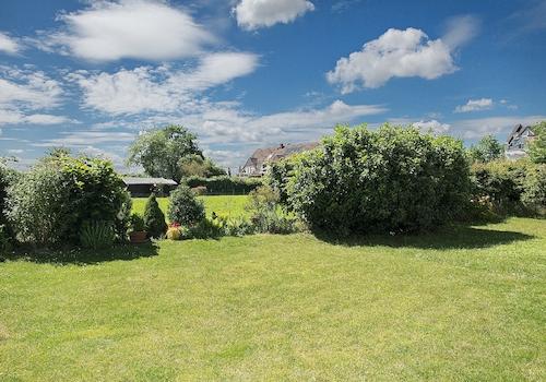 Blick in Garten und Natur