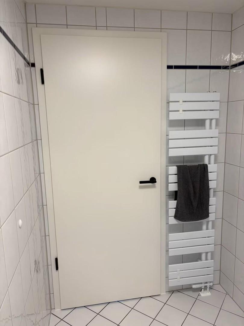 Ausblick Bad Tür / Design HTHK