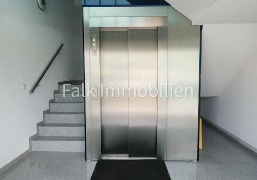 barrierefreier Hauseingang mit Aufzug