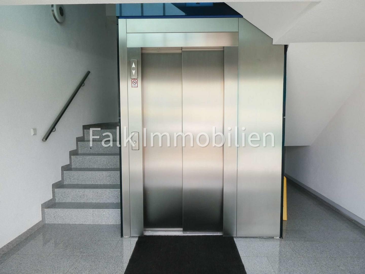 barrierefreier Hauseingang mit Aufzug