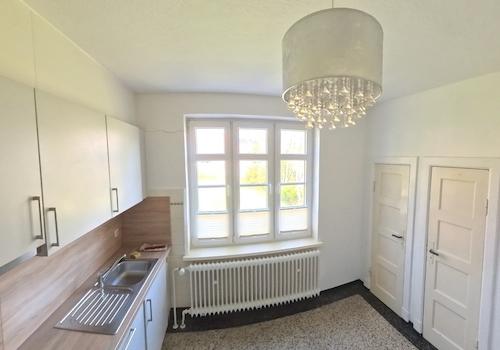 Küche mit Speisekammern