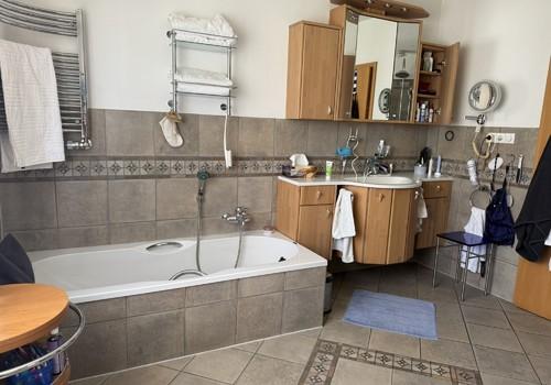 Bad mit Badewanne EG