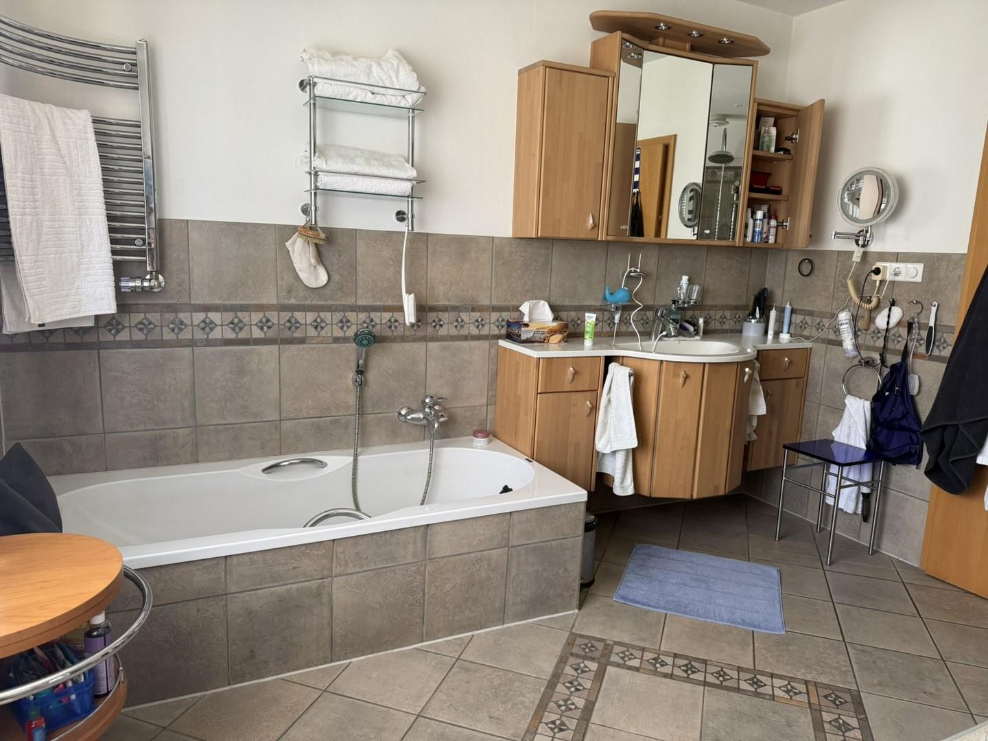 Bad mit Badewanne EG