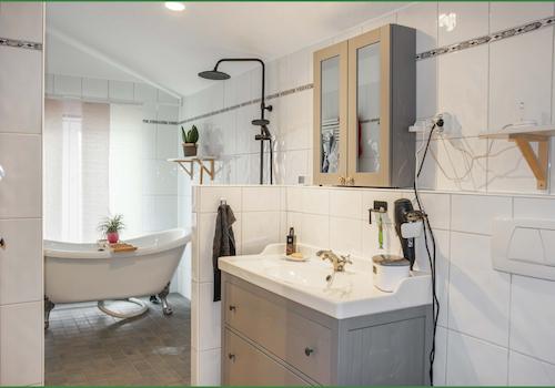Badezimmer mit freistehender Wanne und Dusche