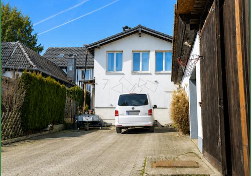 Frontansicht mit großer Einfahrt