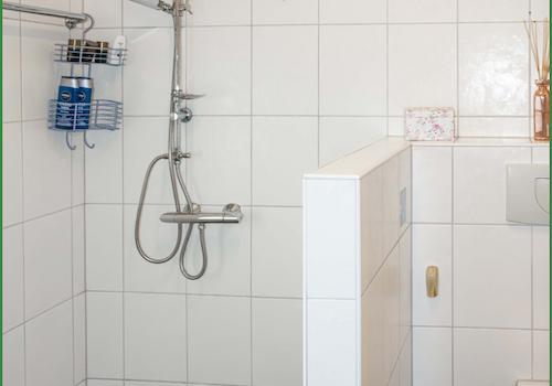 Dusche im Apartment