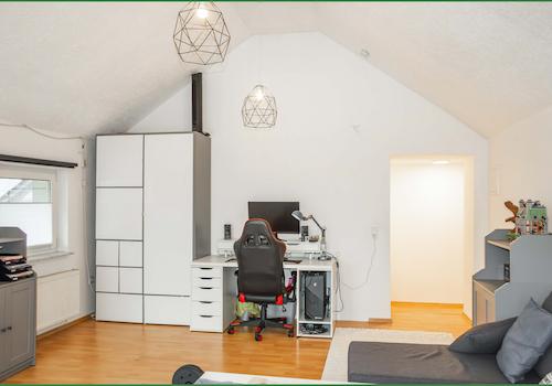 Schlafzimmer zur Gartenseite im Obergeschoss