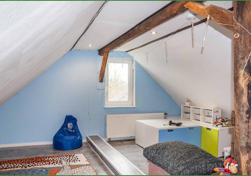 Wohnlich eingerichteter Dachboden