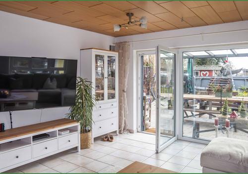 Wohnzimmer mit Durchgang in den Wintergarten