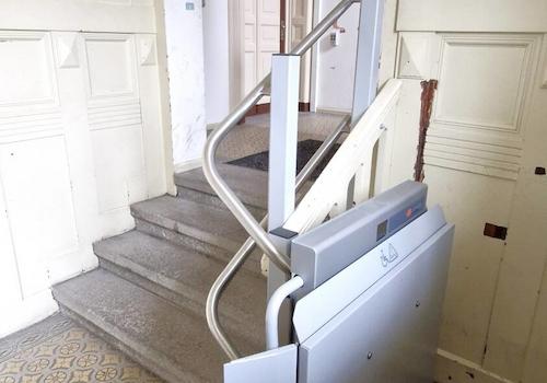 Treppenhaus Treppenlift f. Rollstuhl