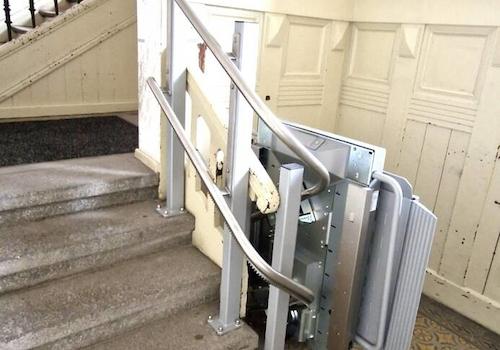 Treppenhaus Treppenlift f. Rollstuhl Bild 2