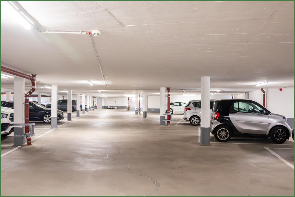 Hell erleuchtete Tiefgarage