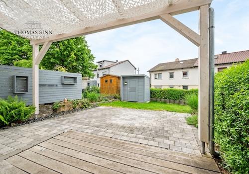 Garten mit neuwertiger Terrasse, Pergola und Gartenhütte