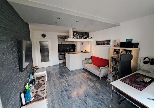 Blick vom Balkon in Wohnung