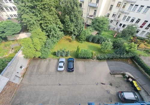 Blick in Hof und Garten