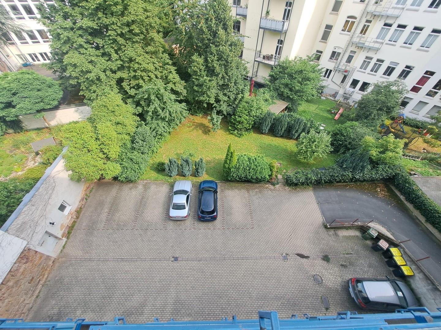 Blick in Hof und Garten