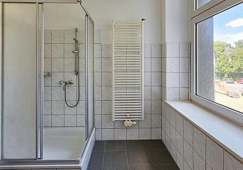 Badezimmer mit Dusche und WC