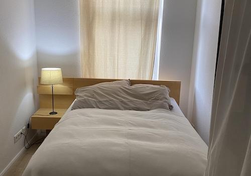 Schlafzimmer mit Doppelbett