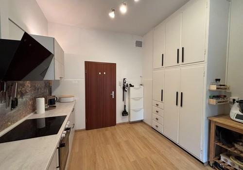 Küche mit Einbauschrank