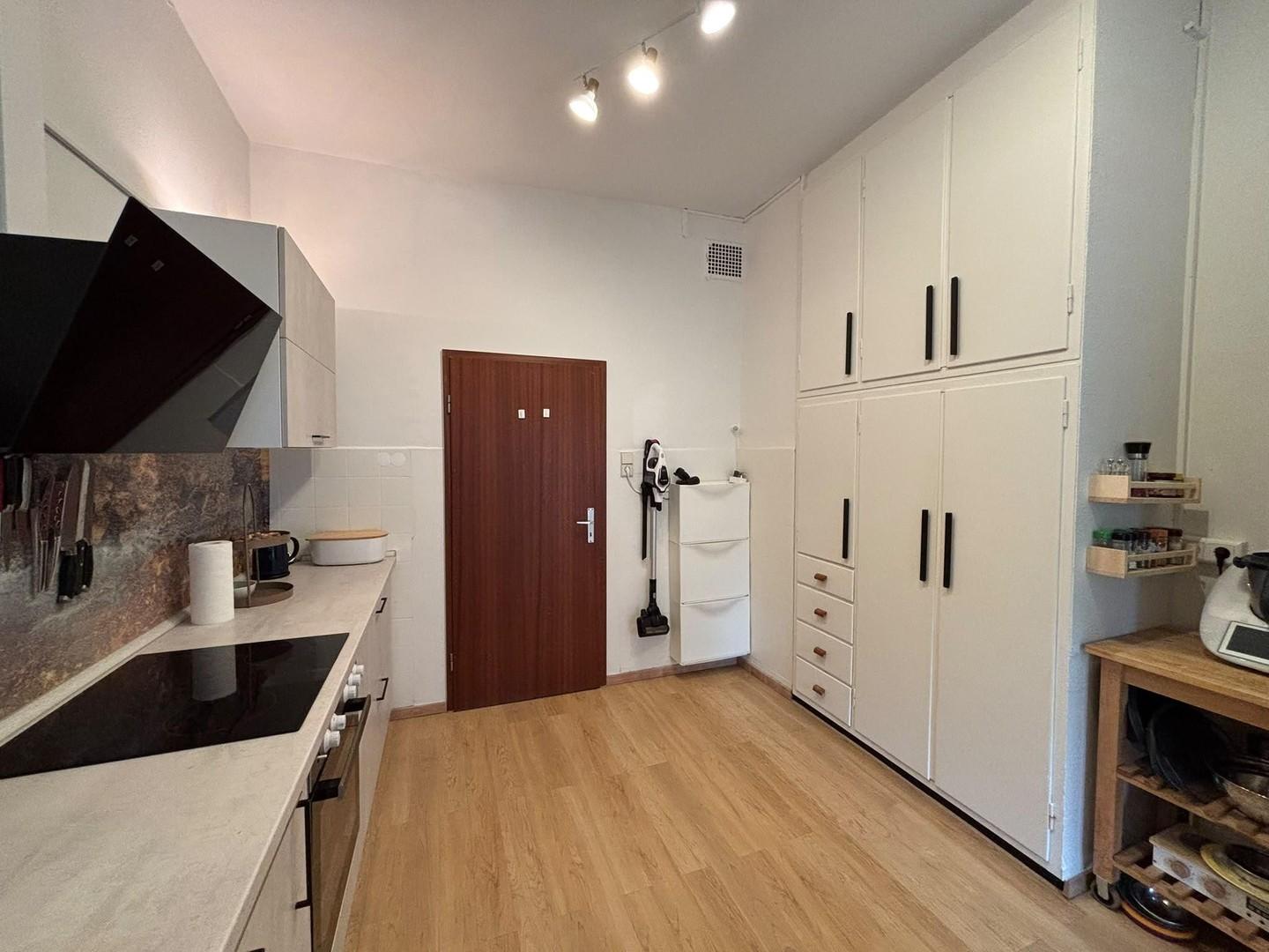 Küche mit Einbauschrank