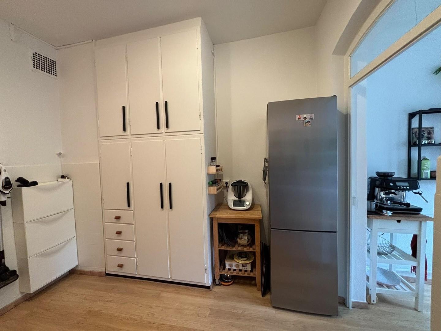 Küche mit Einbauschrank