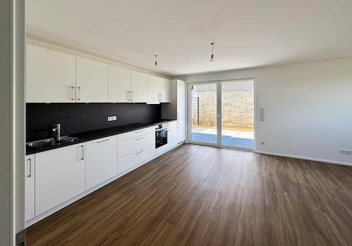 Wohnzimmer mit offener Küche