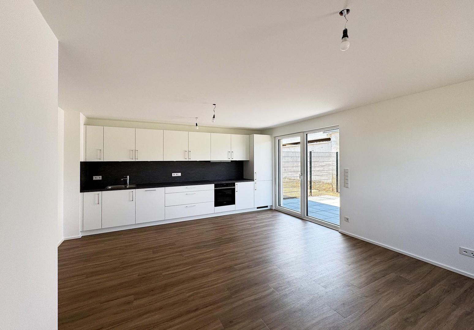 Wohnzimmer mit offener Küche