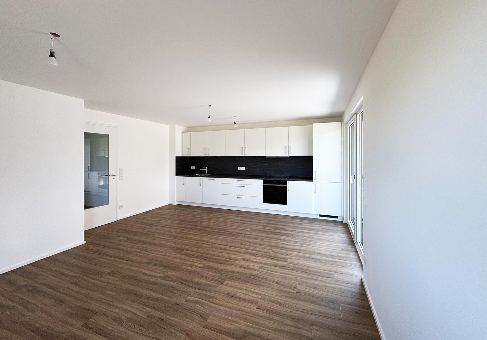 Wohnzimmer mit offener Küche