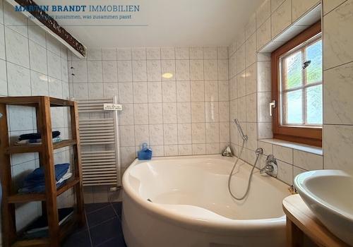 Bad mit Eckbadewanne OG