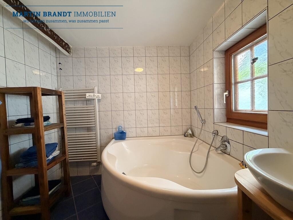 Bad mit Eckbadewanne OG