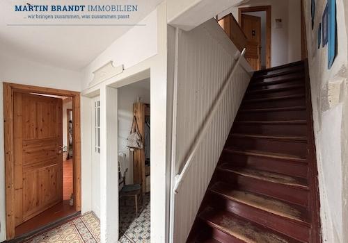 Holztreppe ins Obergeschoss