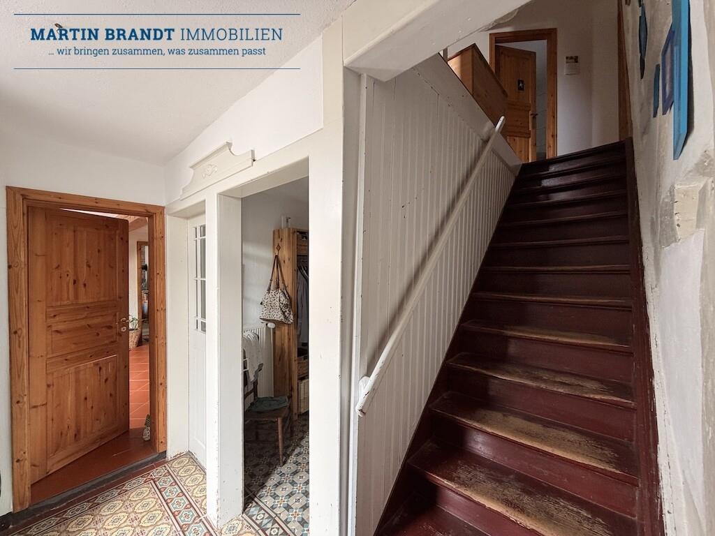 Holztreppe ins Obergeschoss