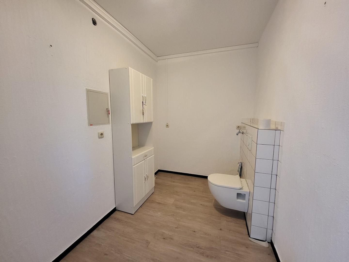 WC mit Zugang zur Dusche