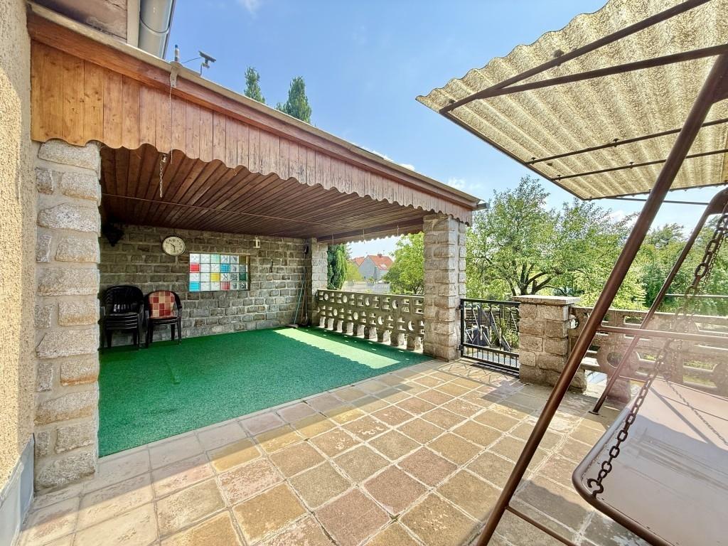 teils überdachte Terrasse
