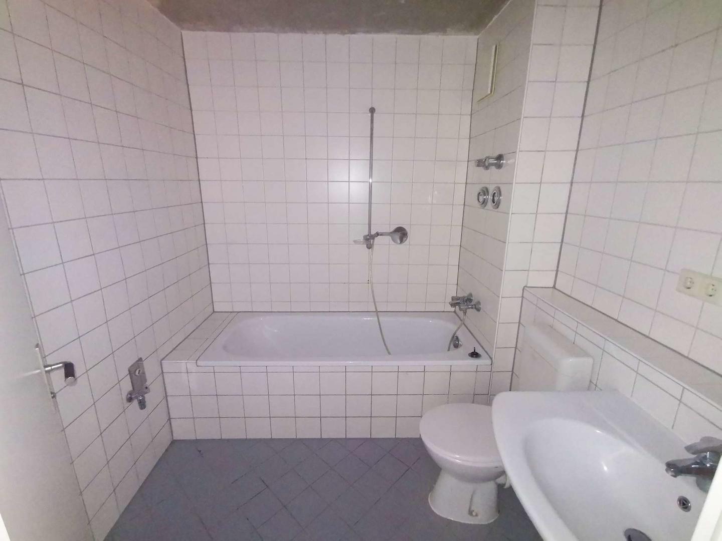 Bad mit Wanne und WMA
