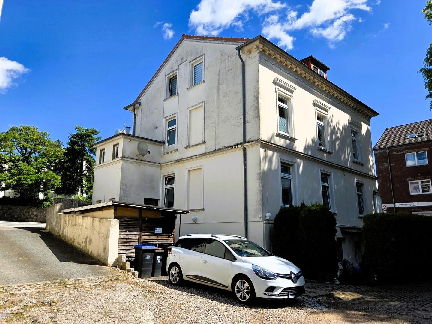 Hausansicht mit Stellplatz