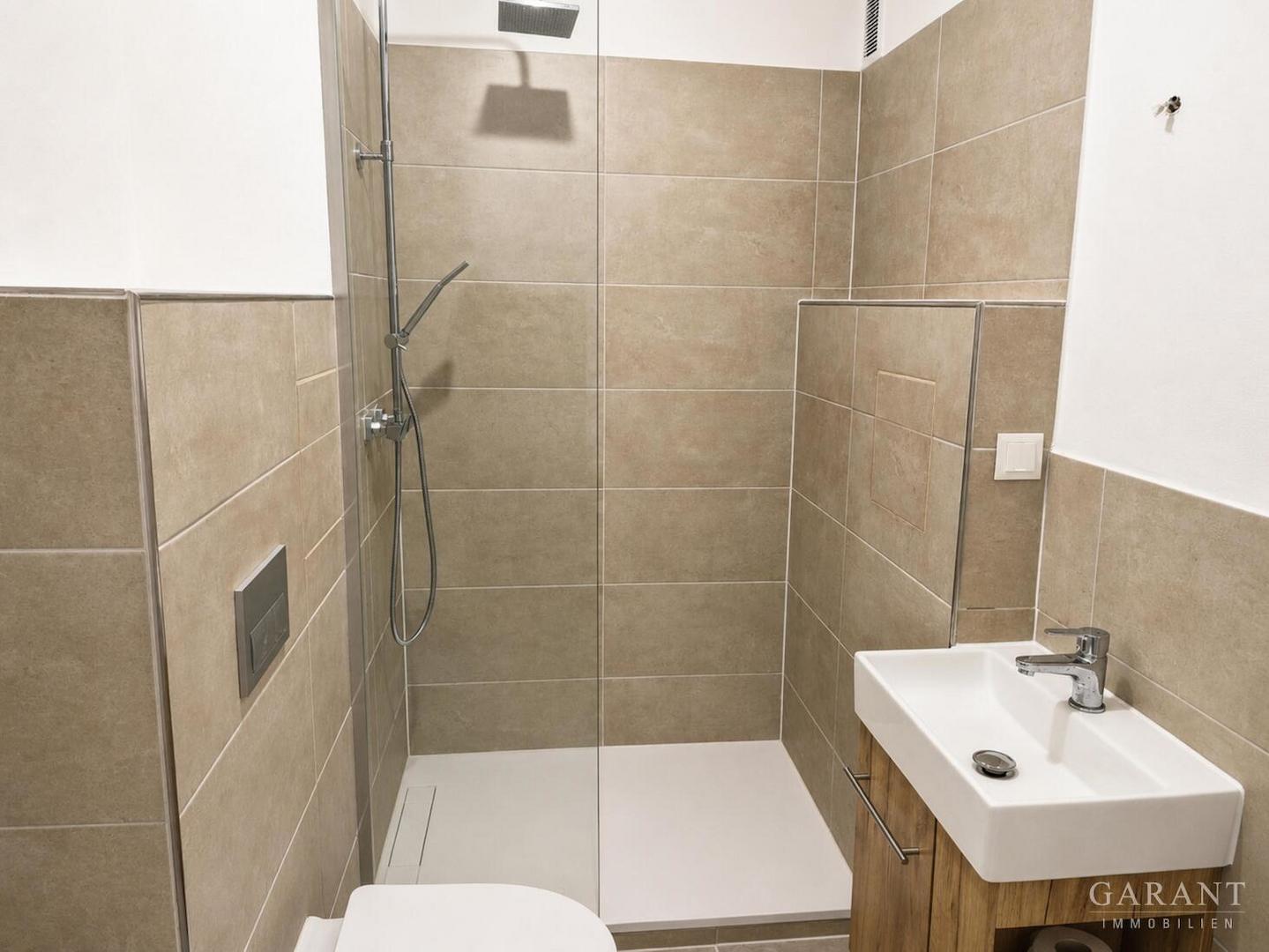 Neues Badezimmer mit Dusche