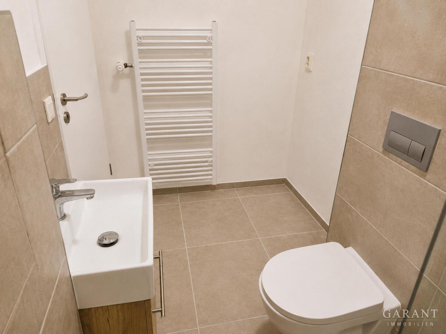 Badezimmer neu mit Waschmaschinenstellfläche