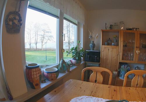 Esstisch mit Ausblick auf den See