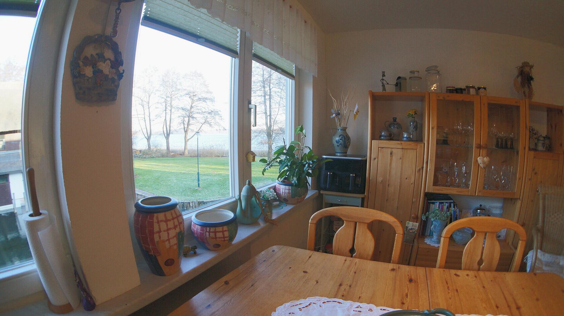 Esstisch mit Ausblick auf den See