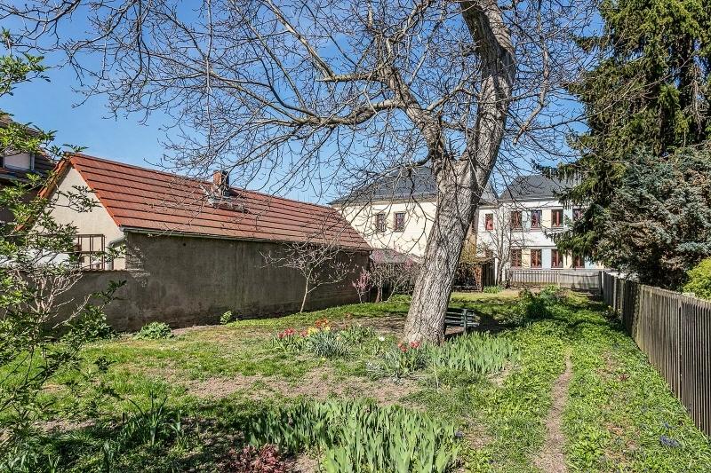 Pflegeleichter Garten mit Bank