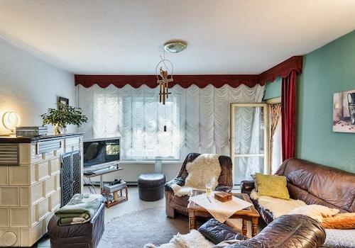 Wohnzimmer mit Balkon