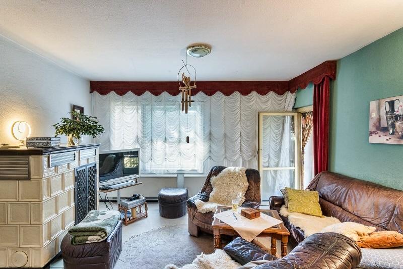 Wohnzimmer mit Balkon