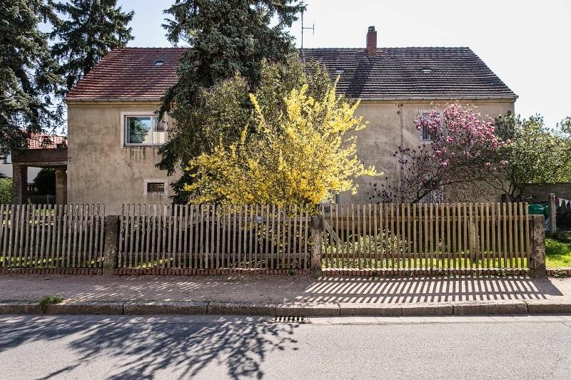 Straßenansicht mit Vorgarten