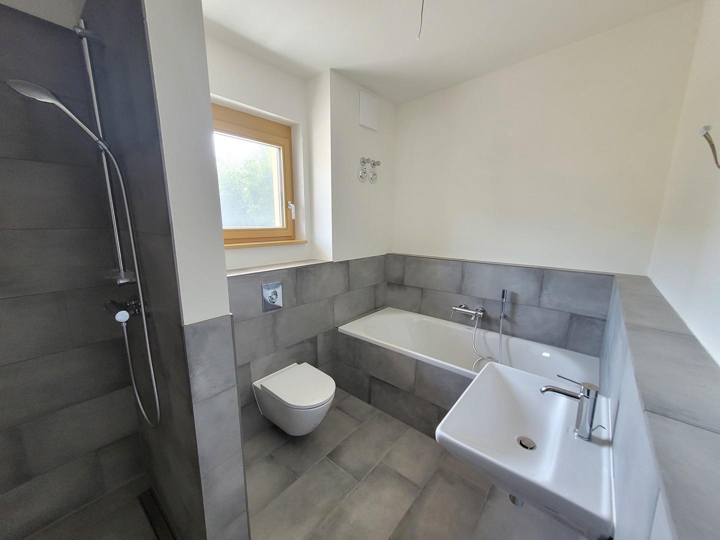 Bad mit Wanne und Dusche