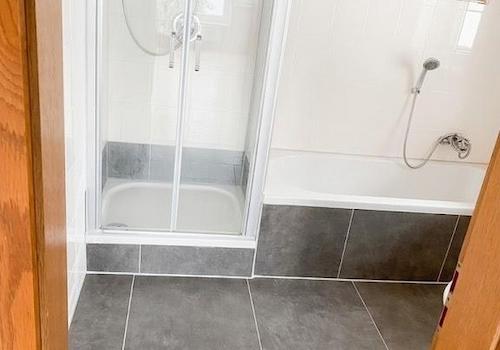 Bad mit Dusche und Badewanne